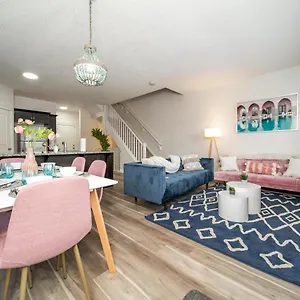 mediterranean-retreat-4-bed-3-bath-king-bed-fireplace.edmonton-hotels.net/